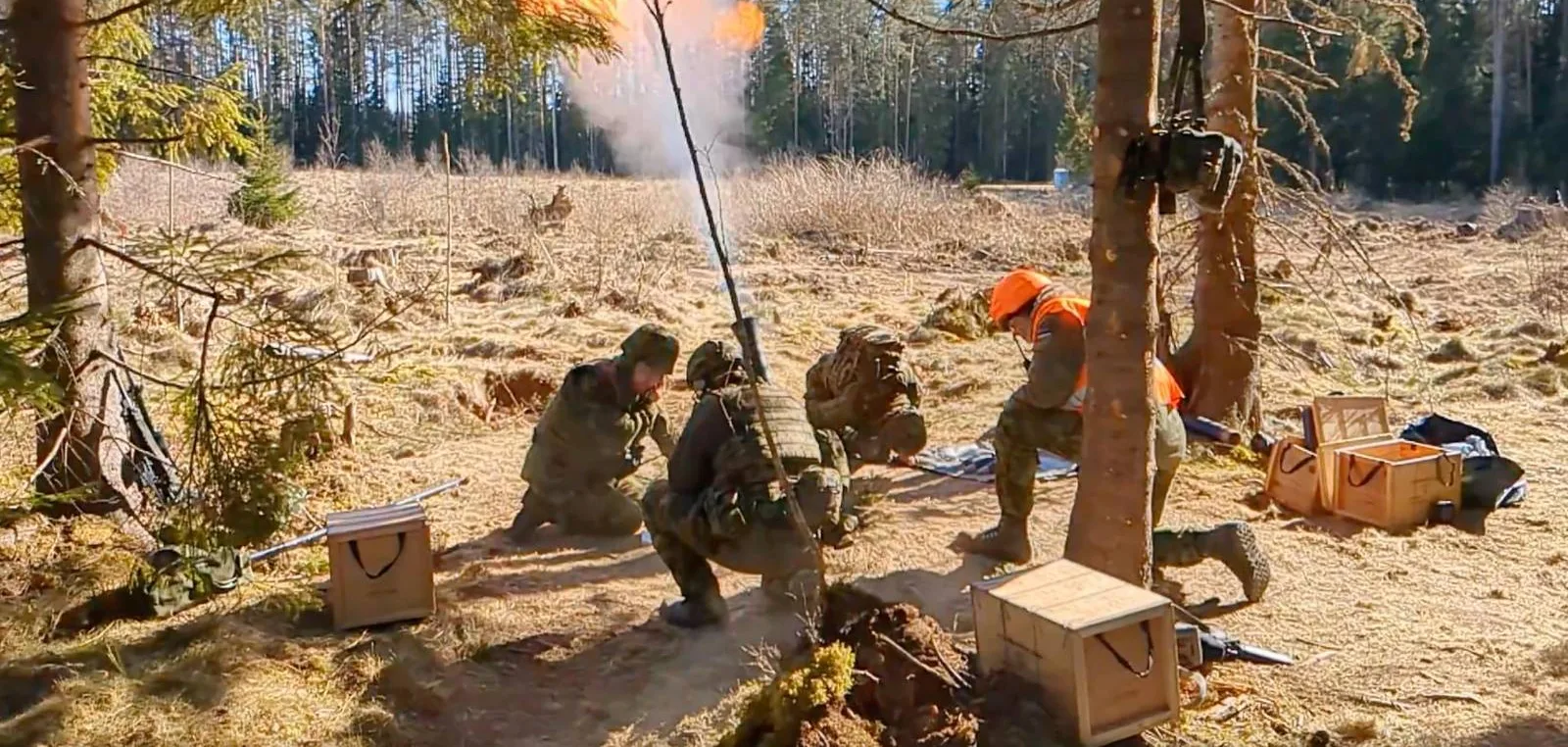 Miinipildujameeskond tuld andmas metsalagendikul
