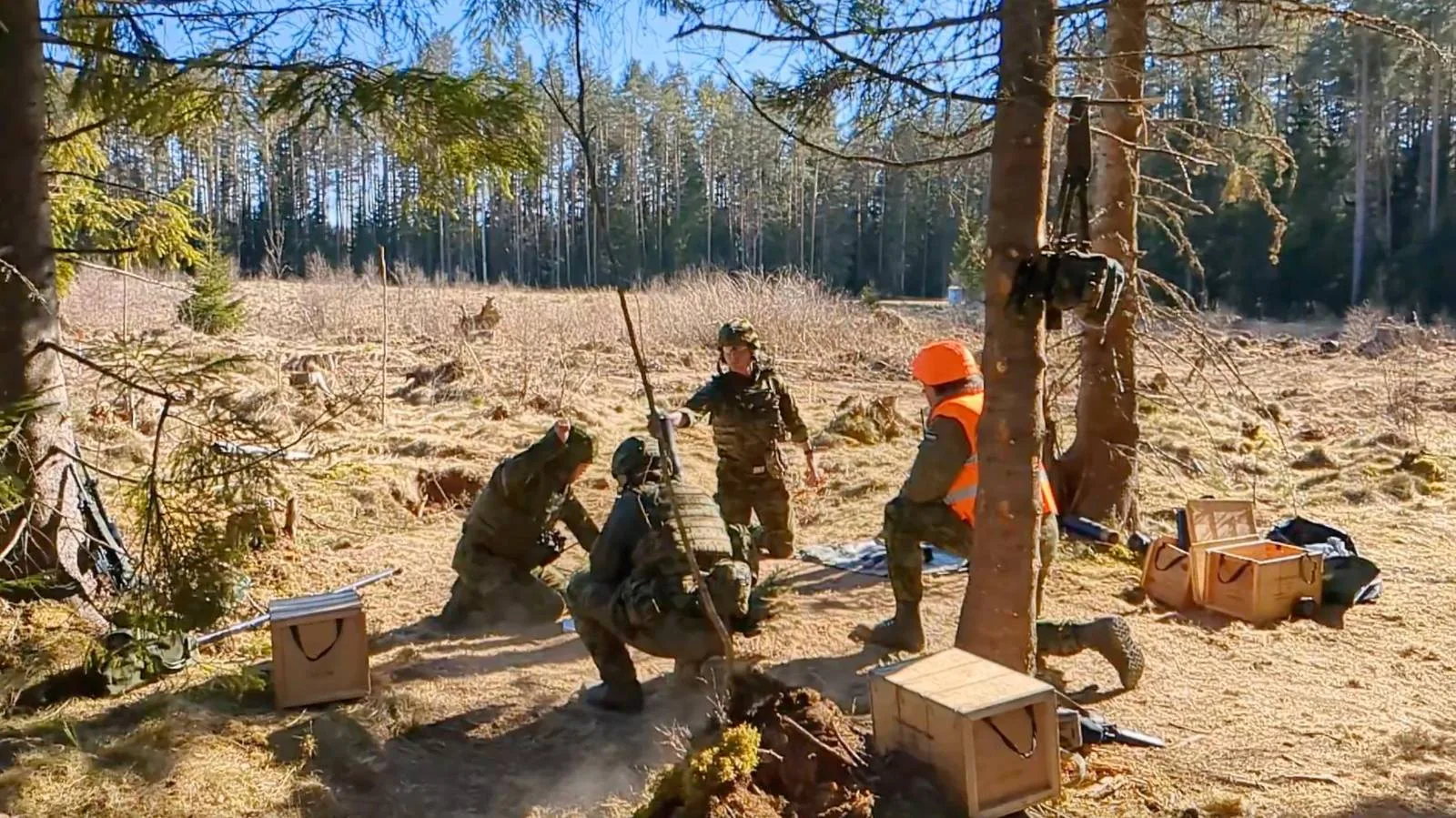 Miinipildujameeskond laskeasendis lagendikul