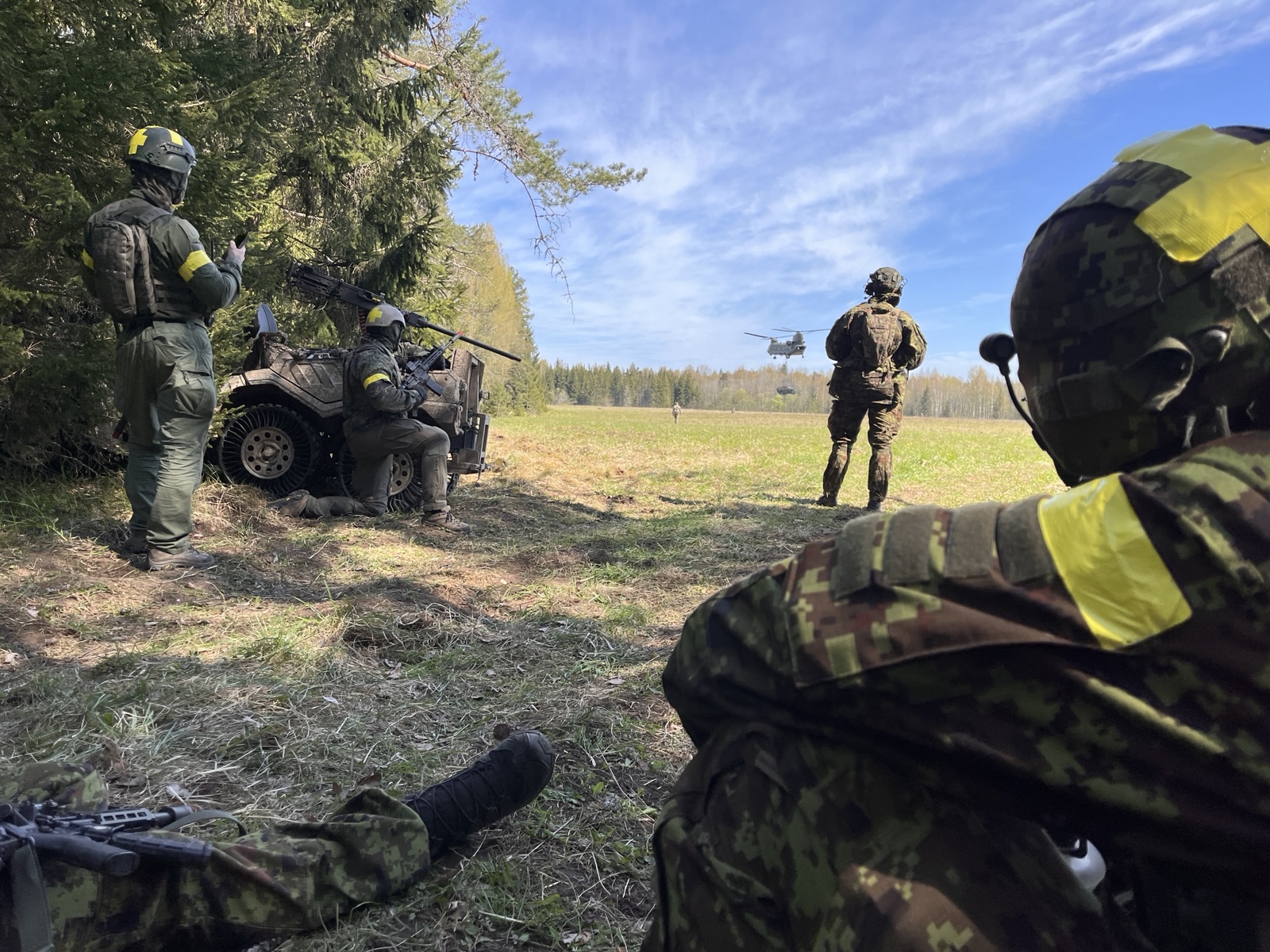 Sideväelased õppusel lahinguväljal