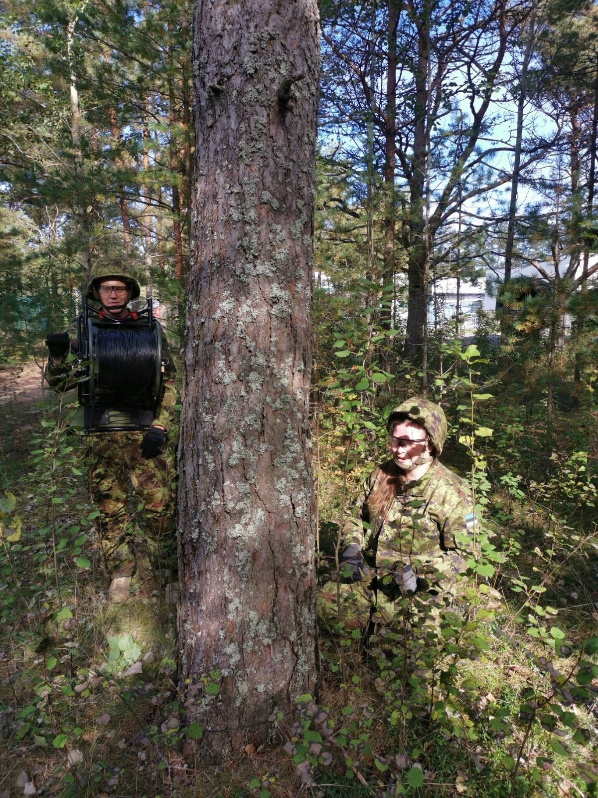 Sideväelased välikaablit paigaldamas